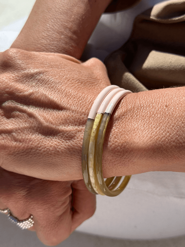 Le Bracelet Corne de buffle Rose pastel laqué , moitié naturelle   
