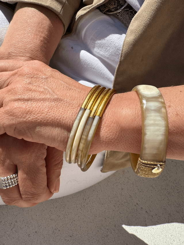 Le Bracelet Corne de buffle gold laqué en couleur, moitié naturelle   