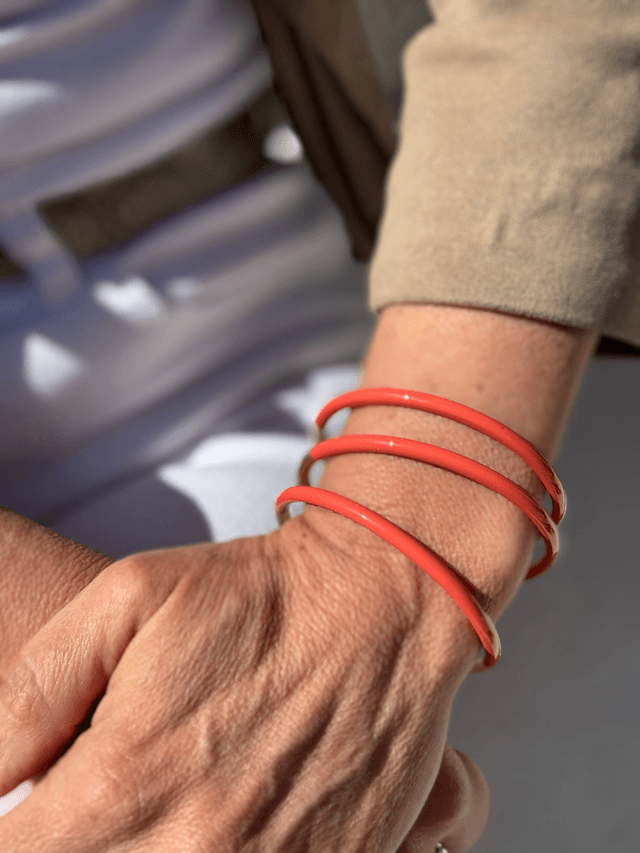 Le Bracelet Corne de buffle Corail , laqué en couleur, moitié naturelle   