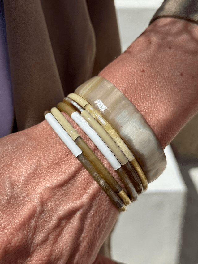 Le Bracelet Corne de buffle tricolore :  blanc/beige/gold laqué en couleur, moitié naturelle  