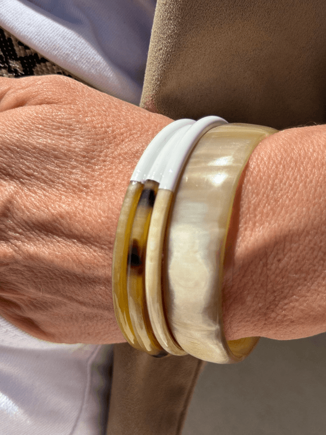 Le Bracelet Corne de buffle Blanc laqué , moitié naturelle  