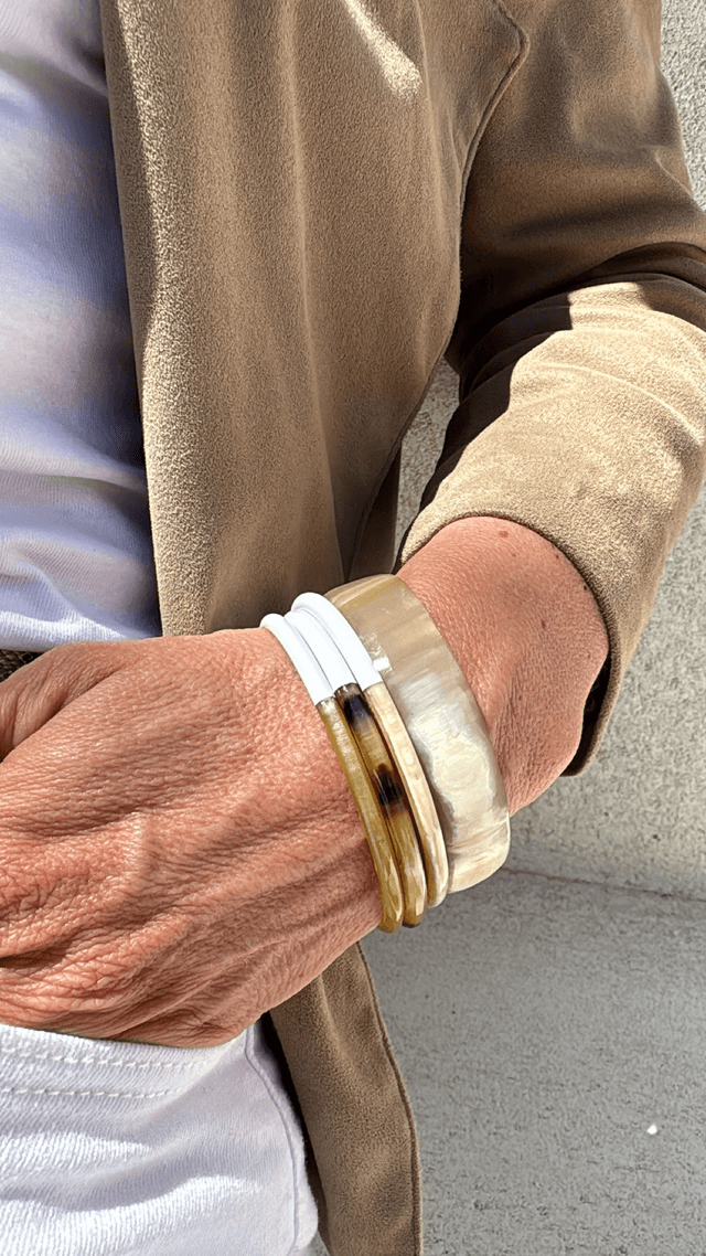 Le Bracelet Corne de buffle Blanc laqué , moitié naturelle  