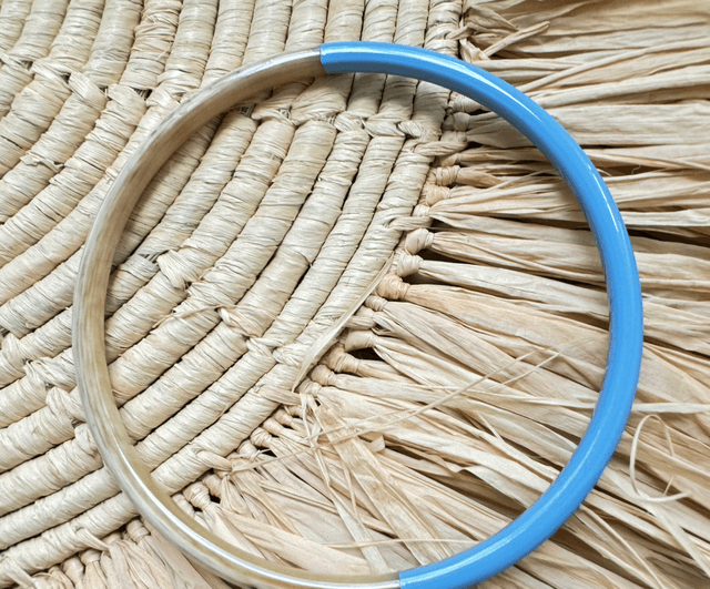Le Bracelet Corne de buffle : bleu moitié laqué en couleur, moitié naturelle  