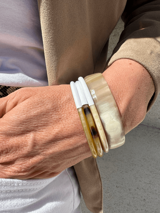 Le Bracelet Corne de buffle Blanc laqué , moitié naturelle  